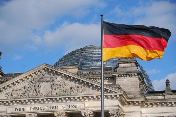 Flagge der Bundesrepublik Deutschland vor dem Reichstag
