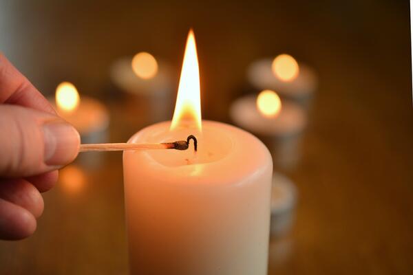 Kerze zum Gedenken. Bild von congerdesign auf Pixabay