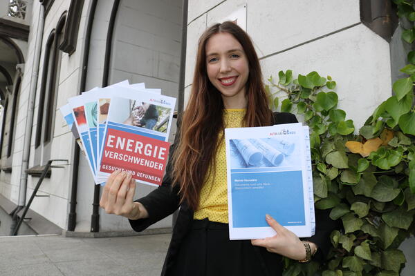 Klimaschutzmanagerin Janine Müller mit der Hausakte