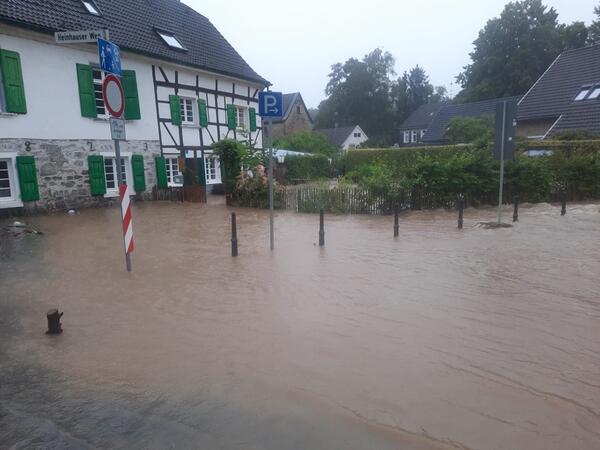 Überflutete Straße im Bereich Pastor Vömel Straße