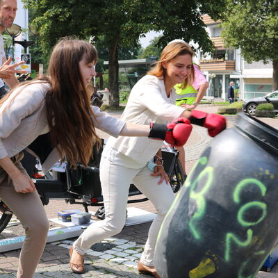 Bürgermeisterin Dr. Bettina Warnecke und Klimaschutzmanagerin Janine Müllen boxen die Tonne CO2 um