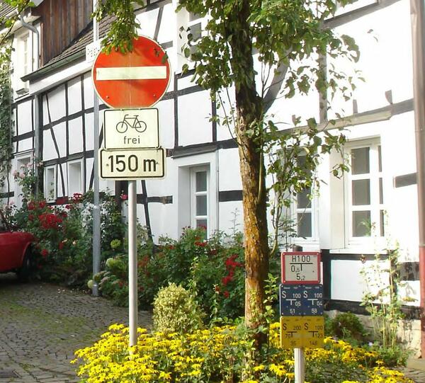 Abschnitt der Prälat-Marschall-Straße, in dem die Einbahnstraße durch das Zusatzschild "Radfahrer frei" unterhalb des Schildes "Verbot der Einfahrt" in Gegenrichtung freigegeben ist.