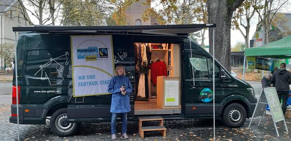 Informationsstand von Fairtrade und Stadt Haan mit dem Fahrzeug "Gefairt" im Oktober 2021