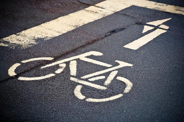 Straßenmarkierung Fahrrad. Bild von Hands off my tags! Michael Gaida auf Pixabay