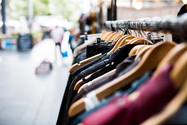 Kleidung Pixabay hangers-1850082_1280