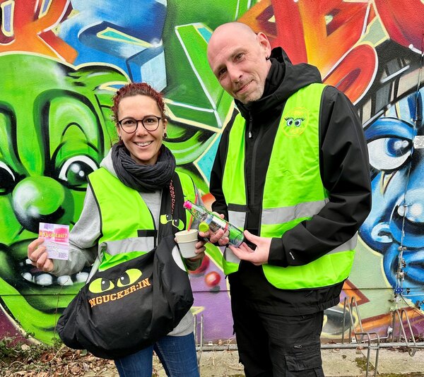Streetworker Zoe Kempkens und Pascal Harke der Caritas im Kreis Mettmann sind mit den auff&auml;lligen Hinguckerinnen Taschen und War