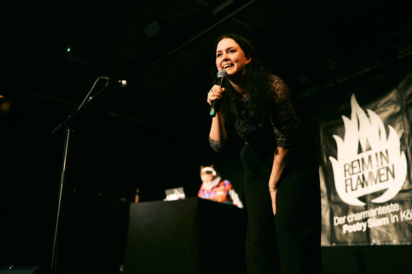 Henrike Dusella & Evgenija Kosov. Reim in Flammen, K&ouml;ln, Club Bahnhof Ehrenfeld, 23.04.24. Foto: Marvin Ruppert