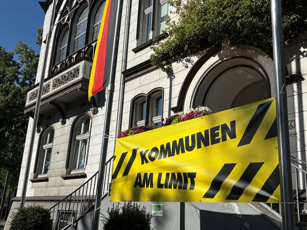 Banner zum Aktionstag "Kommunen am Limit" vor dem Haaner Rathaus