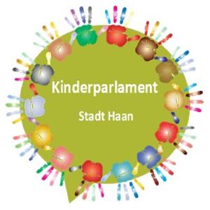 Dieses Bild ist das Logo des Kinderparlaments der Stadt Haan. Es zeigt bunte Handflächen um eine grüne Sprechblase.